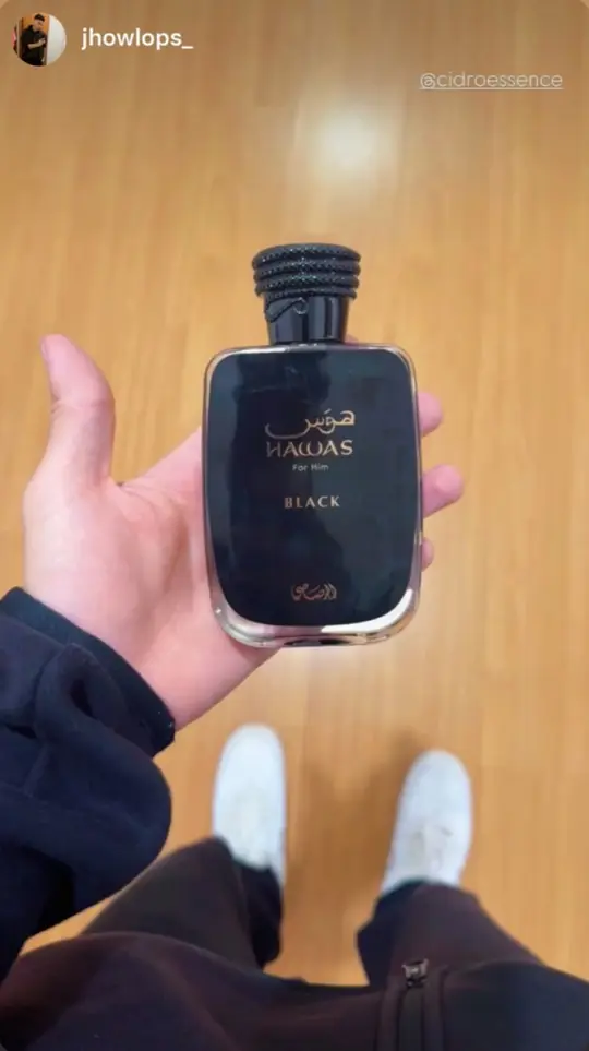 Story de cliente segurando o Hawas Black, da Rasasi